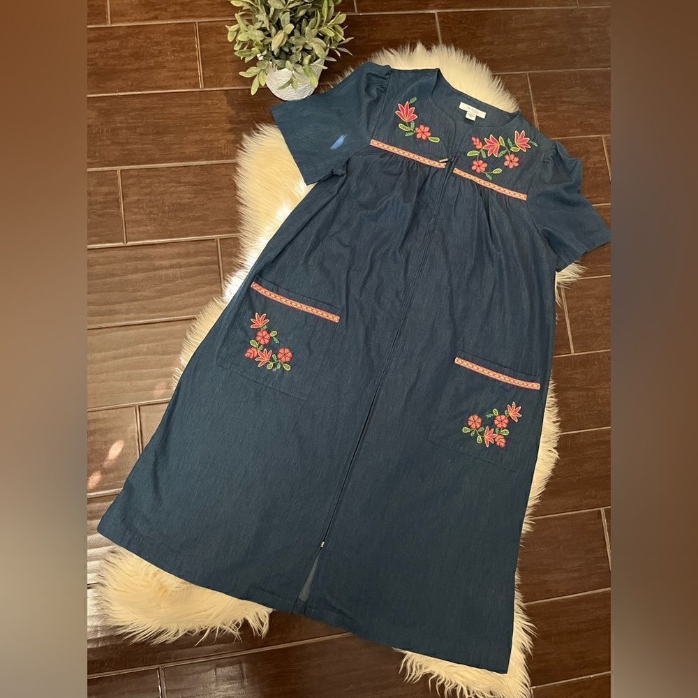 Go Softly Patio chambray floral embroidered short sleeved patio dress sz Small